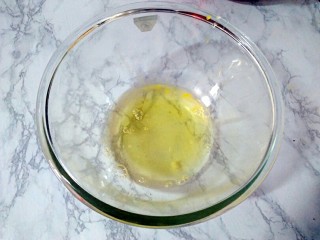 戚风蛋糕（八寸）,将鸡蛋的蛋清打在一个没有水和油的容器中