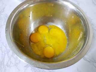 戚风蛋糕（八寸）,蛋黄打入到另一个容器中。