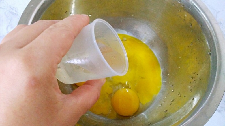 戚风蛋糕（八寸）,蛋黄中加入水，拌匀