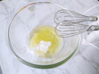 戚风蛋糕（八寸）,蛋清加入剩下的3/4白糖，用电动打蛋器打发