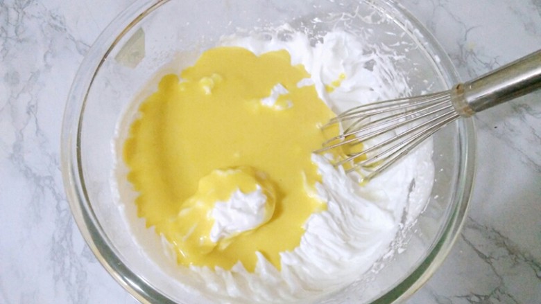 戚风蛋糕（八寸）,将蛋黄糊倒入到打发好的蛋清中