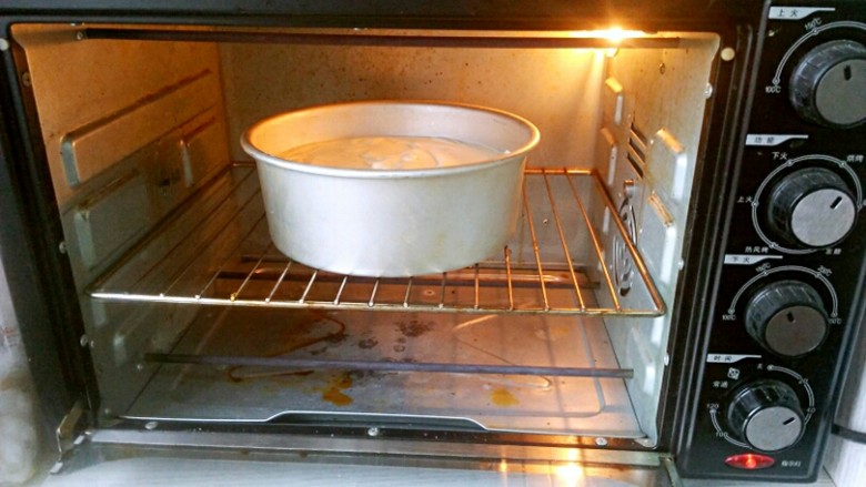 戚风蛋糕（八寸）,烤箱提前预热150°，放在中层考40分钟