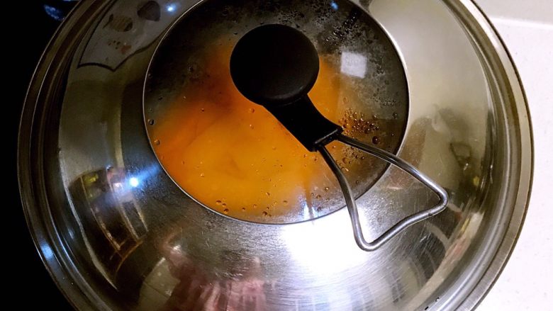 南瓜金丝卷,把切好的南瓜放入蒸锅，开锅后蒸15分钟