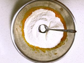 南瓜金丝卷,加入中筋面粉和泡打粉