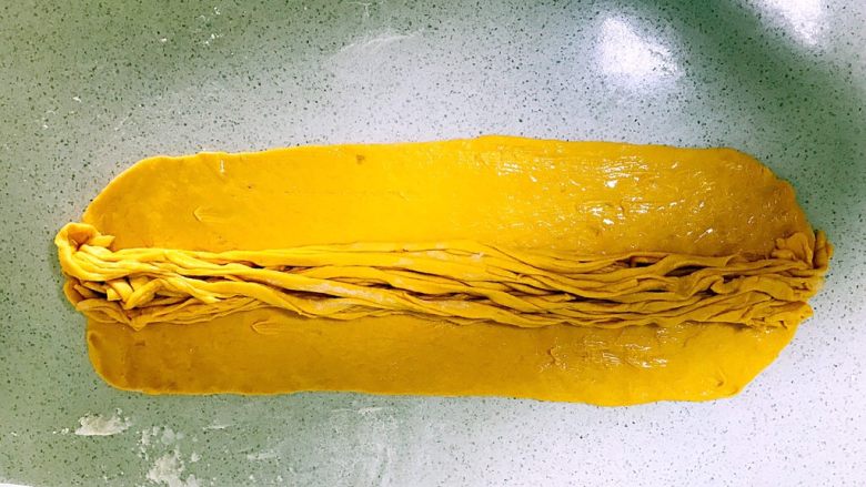 南瓜金丝卷,在刷好油的面皮上放入切好的面丝