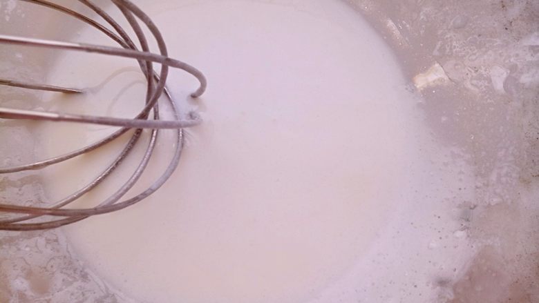 海洋蛋糕,把油和奶放入干净的碗里搅拌至乳化。