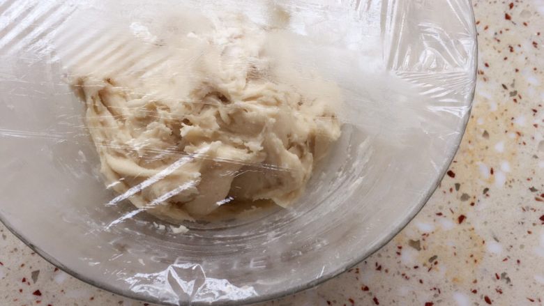豆沙千层酥,准备好的油酥材料
放一起和成面团
面团的湿软性状如耳垂一般