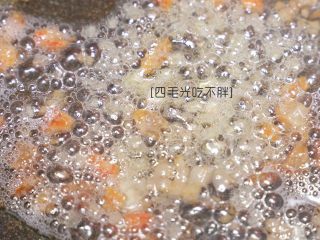 虾干炒饭（儿童营养餐）,当肥肉丁煎制金黄色，猪油炸出时，加入虾干丁和姜末爆香一分钟；