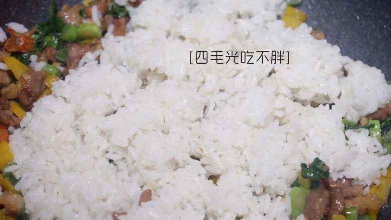 虾干炒饭（儿童营养餐）,倒入冷却的干饭；