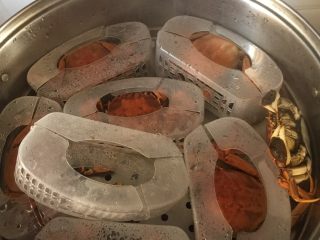 清蒸大闸蟹,开锅以后 中小火10-15分钟 就是这个样子的
