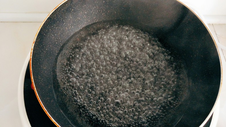 甜汤,锅内加入500毫升清水烧开