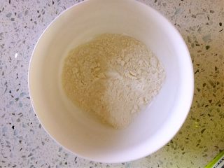发面盘丝饼,趁着发面的时候做油酥。做法简单。小碗里放两勺面粉。