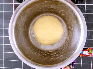 发面盘丝饼,和成光滑的面团。面光盆光手光哦，放在温暖处发酵。
