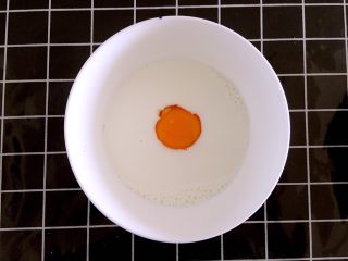 发面盘丝饼,鸡蛋放在牛奶里。和面。