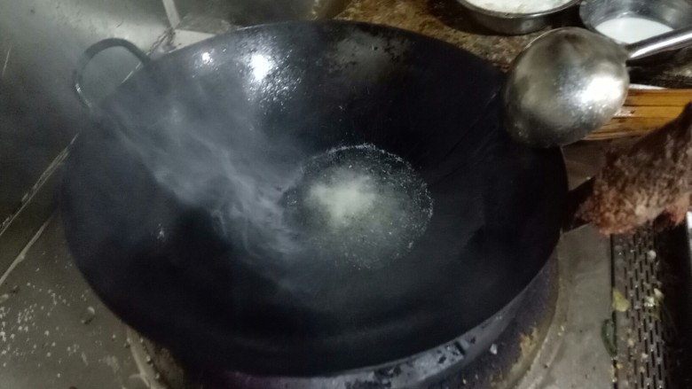 仔姜焖土鸡,锅烧热，放入调和油。