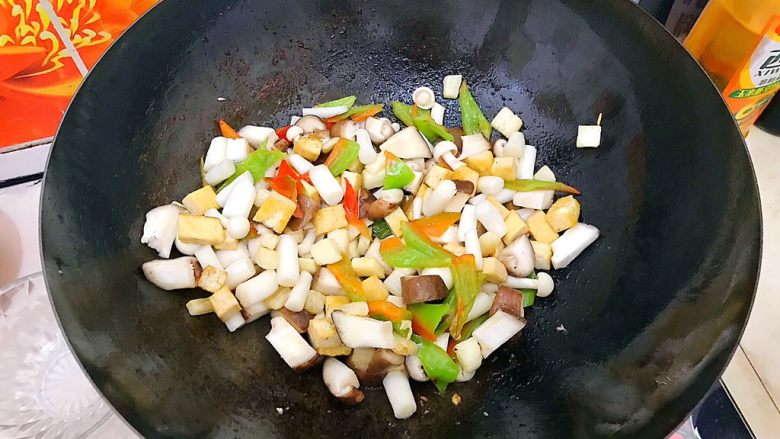 美味不可挡～家常蚝油杂炒鸡丁
,加入白玉菇和新鲜香菇，翻炒一下！