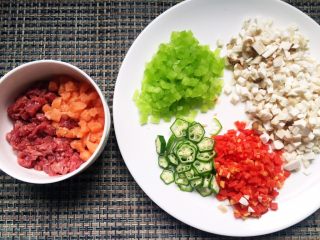 宝宝餐-营养小鸡饭团,将牛肉、三文鱼、胡萝卜，秋葵、莴苣、杏鲍菇切小粒。