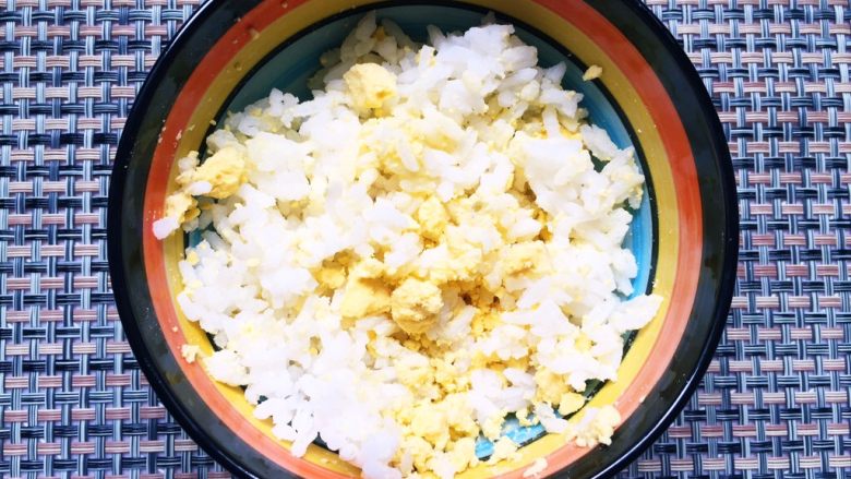 宝宝餐-营养小鸡饭团,将蛋黄压碎和米饭拌匀。