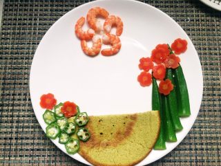 宝宝餐-营养小鸡饭团,蔬菜、饼、虾摆成如图所示。