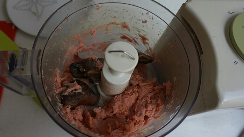 广式干蒸烧卖,把肉拿去搅，搅到出筋并且包团的样子(大概1-2分钟)再加入香菇一起搅拌。搅拌不要太久，要吃起来有碎香菇的口感。太久搅烂了大概5-10秒。