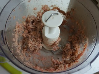 广式干蒸烧卖,再加入洋葱和一半的虾仁还有虾米搅拌5秒。就可以拿出来了。
