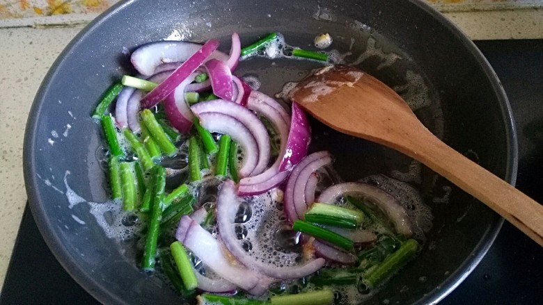 好吃到飘起来的田园菜拌葱油饭,直接油锅倒入蒜台，紫洋葱
