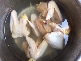香辣卤翅根,鸡翅洗净后取翅根，其它也可一起卤，也可用来做烤翅