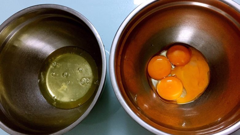 豆浆小蛋糕,蛋白和蛋黄分离分别放在两个无水无油的盆中