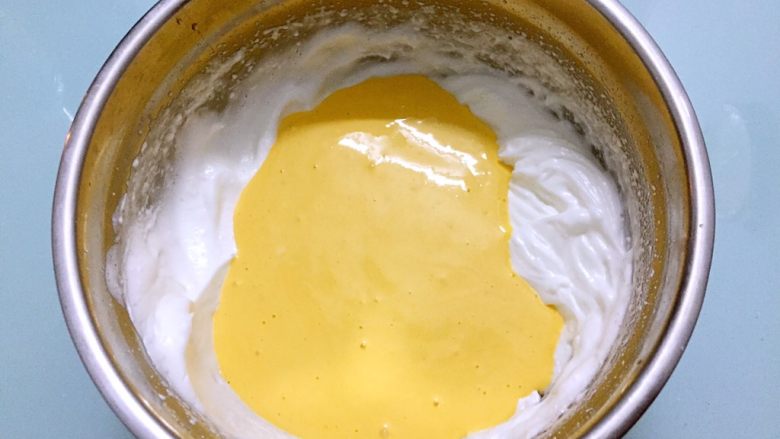 豆浆小蛋糕,把拌好的蛋黄糊倒回蛋白中拌匀
