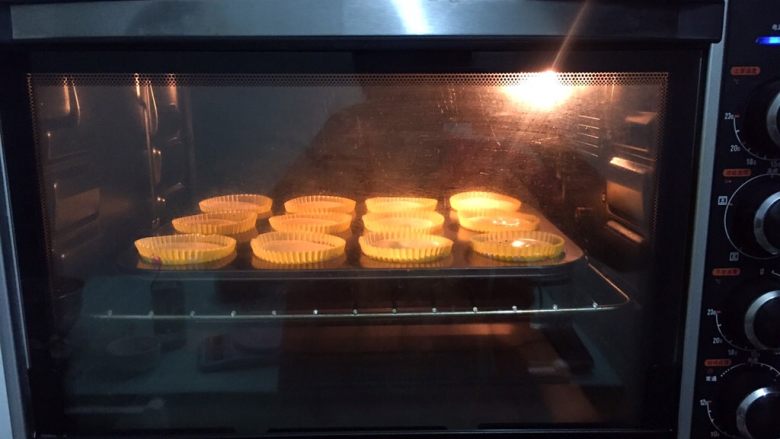 豆浆小蛋糕,放进预热好的烤箱，上火90度，下火120度，中层30分钟