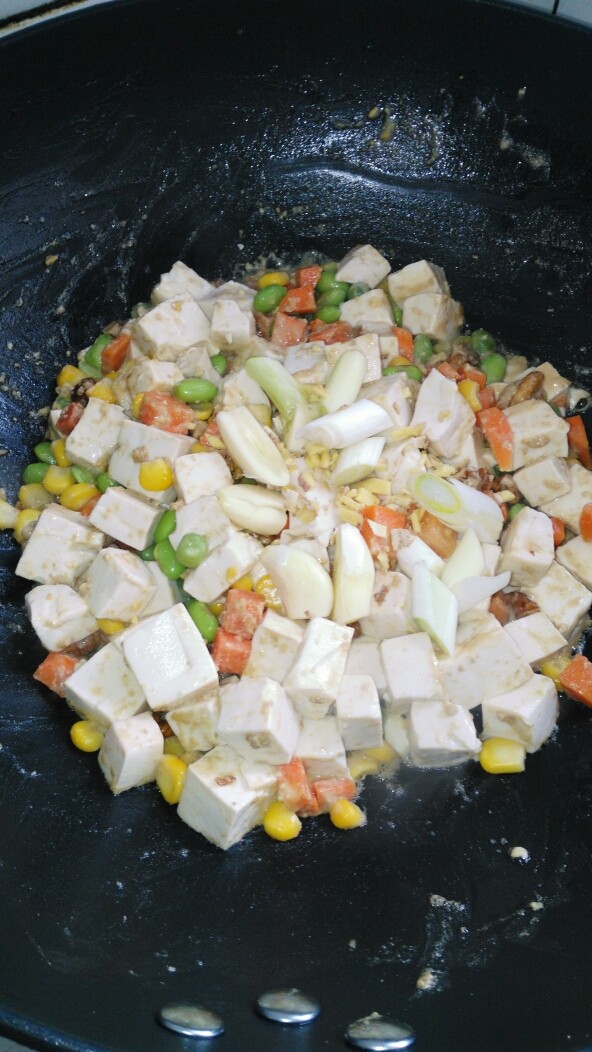 菜谱#鸡子黄烧豆腐#(创建于2017~23/9),再倒入豆腐丁继续翻炒。