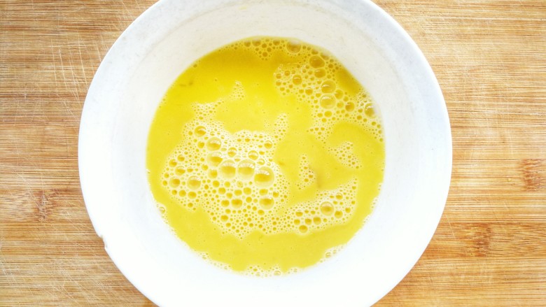 清新甜美的蜂蜜牛油果泡芙,用打蛋器搅打成蛋液，备用