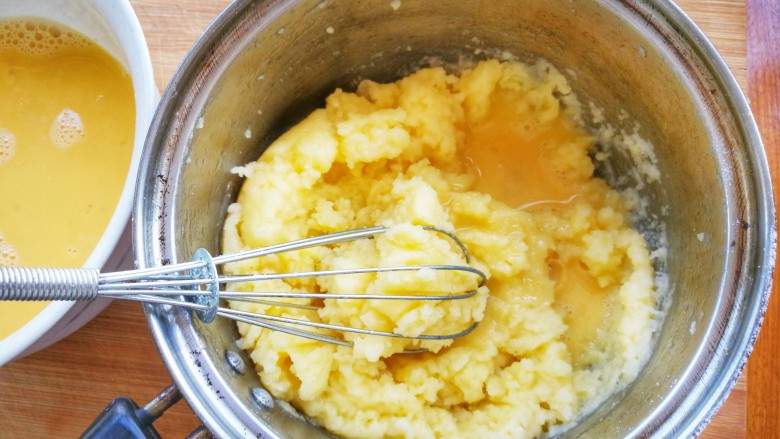 清新甜美的蜂蜜牛油果泡芙,将蛋液分三次倒入面团里，边倒边搅拌，至蛋液与面团融合，
