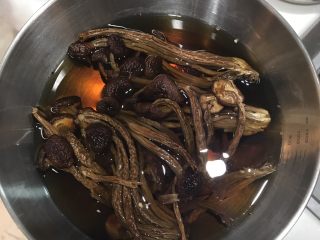 豉香茶树菇炒回锅肉,茶树菇用水泡2个钟