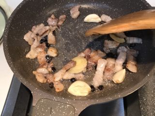 豉香茶树菇炒回锅肉,加入姜和豆豉炒出香味