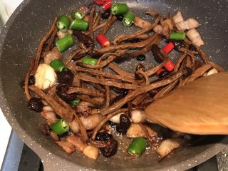 豉香茶树菇炒回锅肉,最后放入青椒，红椒，一起均匀翻炒，加入少许水焖一会儿，加鸡精即可关火