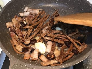 豉香茶树菇炒回锅肉,下茶树菇翻炒2分钟左右，加少许生抽，少许盐调味