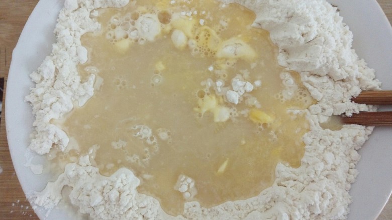 蝴蝶花卷,﻿酵母水、鸡蛋液一起倒入面粉中﻿﻿﻿﻿﻿