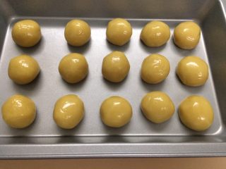 广式蛋黄月饼,切割均分20个，每个大概22克，皮与馅的比例3:7，新手的话可以4:6的比例，比较容易包。