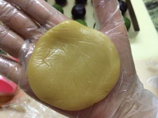 广式蛋黄月饼,取皮压为扁圆形