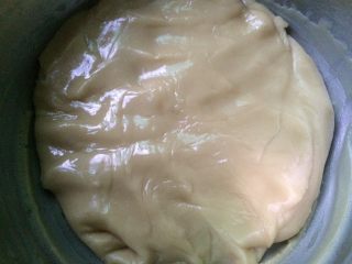 广式蛋黄月饼,揉成光滑的面团