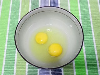 炒河粉,准备两个鸡蛋打入碗中