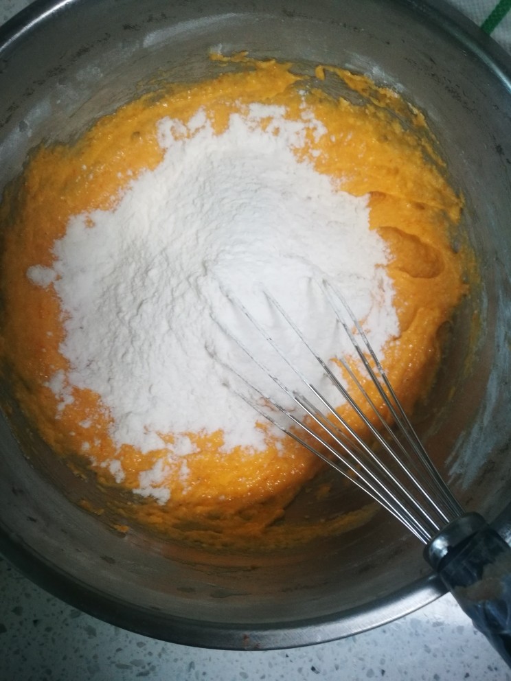 柿子饼,添加面粉适量，加到面团可以定型