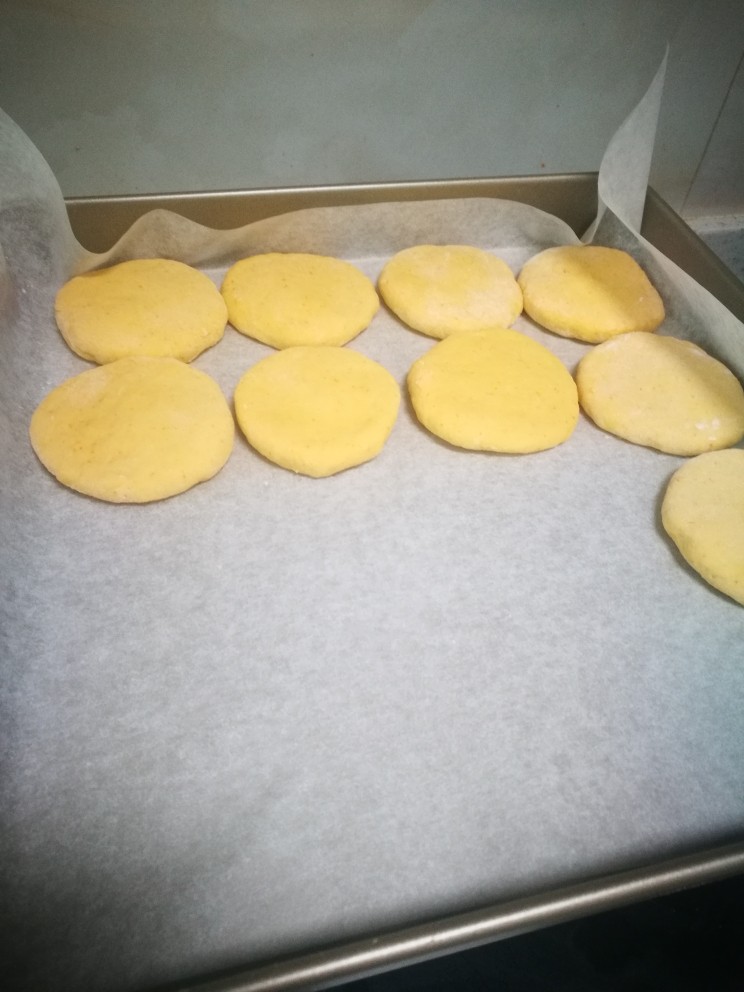 柿子饼,擀制成如图的面饼，这个过程要是粘手不好取，那么擀每个面团案板散上干面粉，为了让我们更容易从案板取下而不破坏擀制好的形状。
