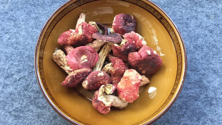 红菇炖土鸡～补血必选！,提前准备好干红菇100克。