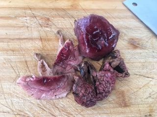 红菇炖土鸡～补血必选！,红菇捞出沥干，用刀切小块，方便入味和食用。