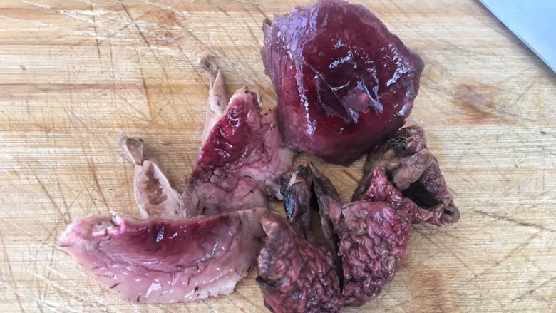 红菇炖土鸡～补血必选！,红菇捞出沥干，用刀切小块，方便入味和食用。