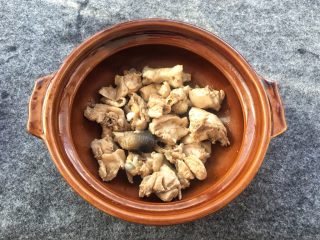 红菇炖土鸡～补血必选！,把鸡肉倒入砂锅中。