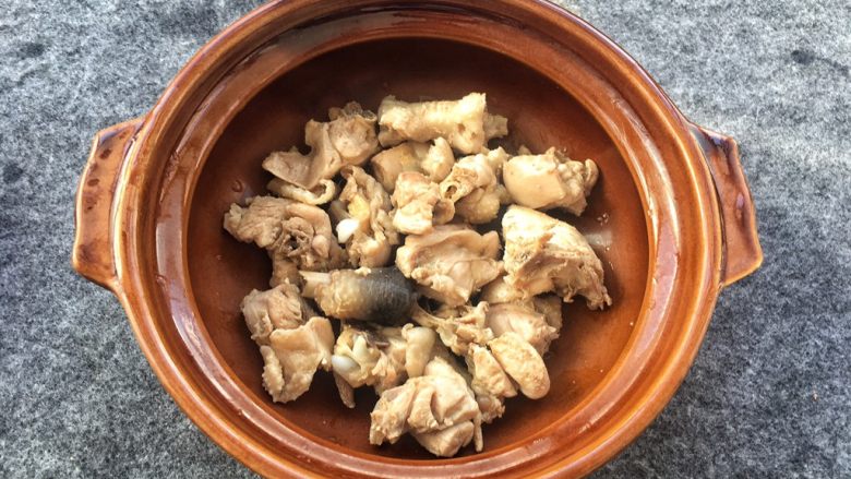红菇炖土鸡～补血必选！,把鸡肉倒入砂锅中。