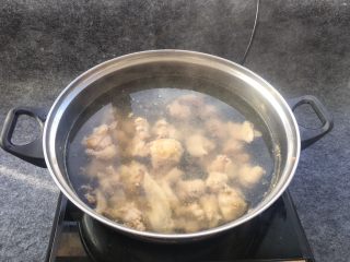 红菇炖土鸡～补血必选！,锅中水烧开后，倒鸡肉入锅焯几分钟，焯水可以去除鸡肉腥味。